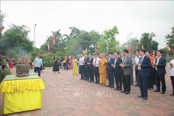 Các đại biểu, 2026 Bet88.com link không chặn, phật tử thực hiện nghi thức dâng hương, cầu nguyện quốc thái dân an. Ảnh: Thanh Vân-TTXVN