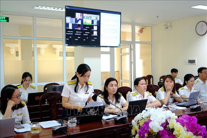 Đại diện cơ quan Thuế thông tin về nội dung sửa đổi quan trọng của Luật Thuế giá trị gia tăng, Luật Thuế thu nhập cá nhân và Luật Quản lý thuế chính thức có hiệu lực từ đầu năm 2026. Ảnh: Thu Hiền - TTXVN