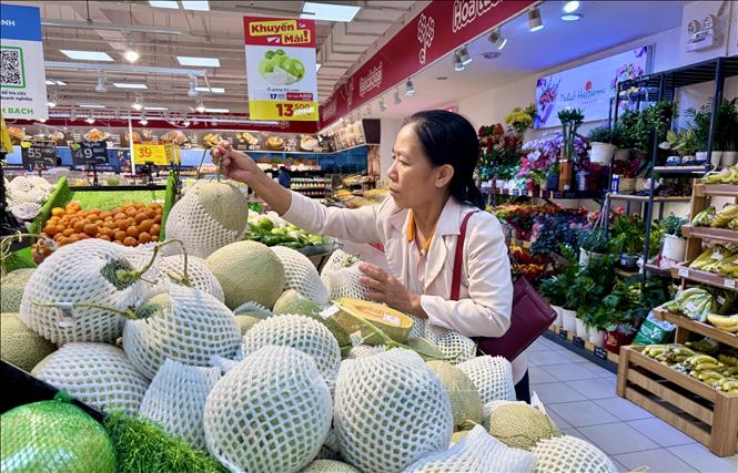 Người dân chọn mua trái cây tại siêu thị GO! Thành phố Hồ Chí Minh. Ảnh: Hương Giang - TTXVN