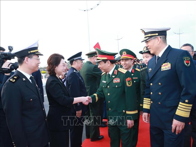 Lễ đón đoàn Việt Nam tại cửa khẩu quốc tế Đông Hưng (Trung Quốc) được tiến hành trang trọng với sự chủ trì của Thượng tướng Đổng Quân, Bộ trưởng Bộ Quốc phòng Trung Quốc. Ảnh: Trọng Đức - TTXVN