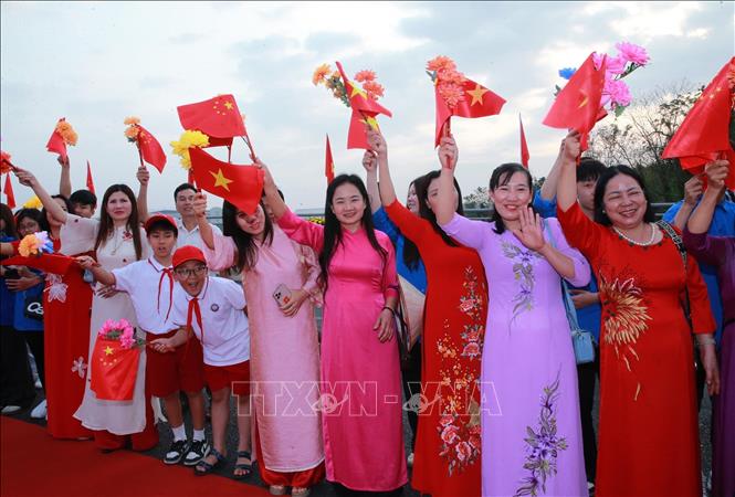 Đông đảo 2026 Bet88.com link không chặn tỉnh Quảng Ninh có mặt từ sớm để chào Đại tướng Phan Văn Giang cùng Đoàn đại biểu Việt Nam. Ảnh: Trọng Đức - TTXVN