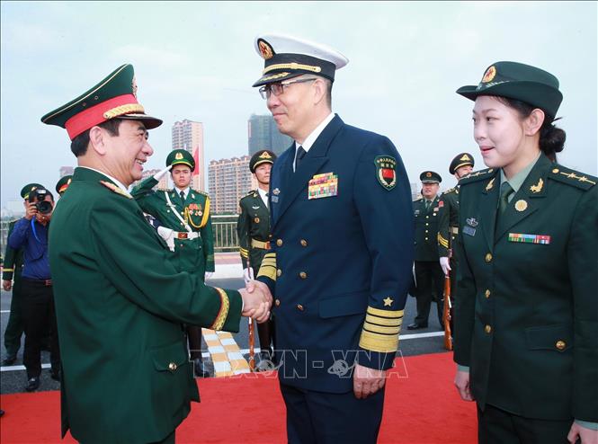 Thượng tướng Đổng Quân, Bộ trưởng Bộ Quốc phòng Trung Quốc đón Đại tướng, Bộ trưởng Quốc phòng Phan Văn Giang và đoàn tại Cửa khẩu quốc tế Đông Hưng (Trung Quốc). Ảnh: Trọng Đức - TTXVN