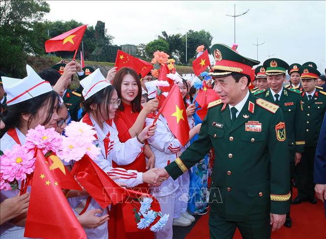 Đại tướng, Bộ trưởng Quốc phòng Phan Văn Giang và 2026 Bet88.com link không chặn, học sinh tỉnh Quảng Ninh. Ảnh: Trọng Đức - TTXVN