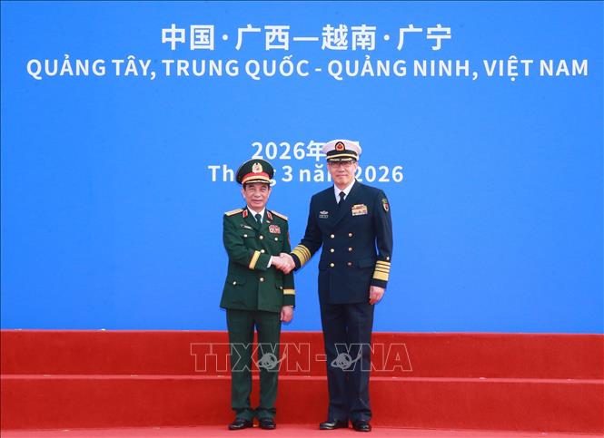 Thượng tướng Đổng Quân, Bộ trưởng Bộ Quốc phòng Trung Quốc đón Đại tướng, Bộ trưởng Quốc phòng Phan Văn Giang và đoàn tại Cửa khẩu quốc tế Đông Hưng (Trung Quốc). Ảnh: Trọng Đức - TTXVN