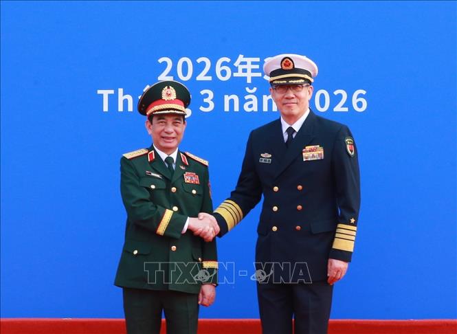 Thượng tướng Đổng Quân, Bộ trưởng Bộ Quốc phòng Trung Quốc đón Đại tướng, Bộ trưởng Quốc phòng Phan Văn Giang và đoàn tại Cửa khẩu quốc tế Đông Hưng (Trung Quốc). Ảnh: Trọng Đức - TTXVN