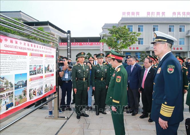 Đại tướng, Bộ trưởng Quốc phòng Phan Văn Giang thăm Đại đội biên phòng Đông Hưng. Ảnh: Trọng Đức - TTXVN
