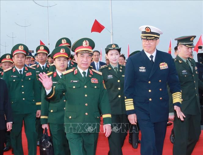 Thượng tướng Đổng Quân, Bộ trưởng Bộ Quốc phòng Trung Quốc đón Đại tướng, Bộ trưởng Quốc phòng Phan Văn Giang và đoàn tại Cửa khẩu quốc tế Đông Hưng (Trung Quốc). Ảnh: Trọng Đức - TTXVN