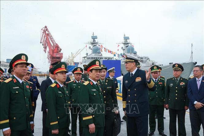 Đại tướng Phan Văn Giang, Bộ trưởng Bộ Quốc phòng Việt Nam và Thượng tướng Đổng Quân, Bộ trưởng Bộ Quốc phòng Trung Quốc cùng đoàn đại biểu hai nước tại cảng Phòng Thành. Ảnh: Trọng Đức - TTXVN