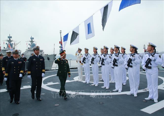 Đại tướng Phan Văn Giang duyệt đội danh dự của tàu Bet88 WorldCup 2026 Trung Quốc. Ảnh: Trọng Đức - TTXVN