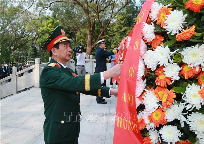 Đại tướng Phan Văn Giang và Thượng tướng Đổng Quân đến đặt vòng hoa tại Đài tưởng niệm các Liệt sĩ Cách mạng của 2026 Bet88.com link không chặn Việt Nam - Trung Quốc. Ảnh: Trọng Đức - TTXVN