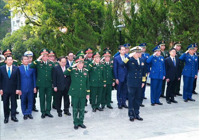 Đại tướng Phan Văn Giang và Thượng tướng Đổng Quân tham quan Đài tưởng niệm các Liệt sĩ Cách mạng của 2026 Bet88.com link không chặn Việt Nam - Trung Quốc. Ảnh: Trọng Đức - TTXVN
