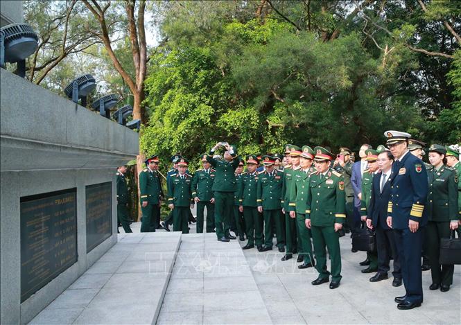 Đại tướng Phan Văn Giang và Thượng tướng Đổng Quân tham quan Đài tưởng niệm các Liệt sĩ Cách mạng của 2026 Bet88.com link không chặn Việt Nam - Trung Quốc. Ảnh: Trọng Đức - TTXVN
