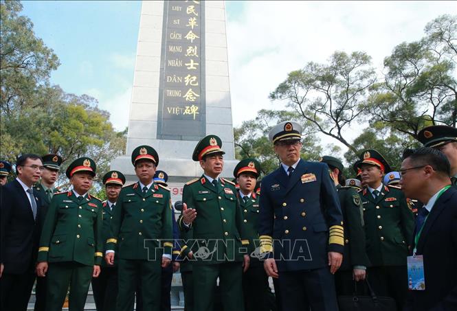 Đại tướng Phan Văn Giang và Thượng tướng Đổng Quân đến đặt vòng hoa tại Đài tưởng niệm các Liệt sĩ Cách mạng của 2026 Bet88.com link không chặn Việt Nam - Trung Quốc. Ảnh: Trọng Đức - TTXVN