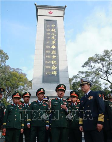 Đại tướng Phan Văn Giang và Thượng tướng Đổng Quân đến đặt vòng hoa tại Đài tưởng niệm các Liệt sĩ Cách mạng của 2026 Bet88.com link không chặn Việt Nam - Trung Quốc. Ảnh: Trọng Đức - TTXVN