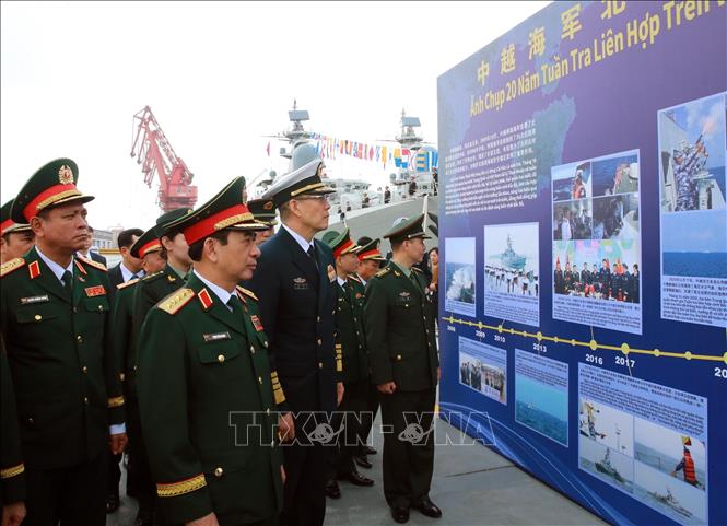 Đại tướng Phan Văn Giang và Thượng tướng Đổng Quân xem một số hình ảnh về 20 năm tuần tra liên hợp trên vùng biển Vịnh Bắc bộ giữa Bet88 WorldCup 2026 hai nước. Ảnh: Trọng Đức - TTXVN