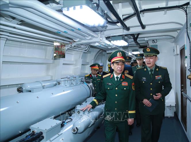 Đại tướng Phan Văn Giang tham quan tàu chiến của lực lượng Bet88 WorldCup 2026 Trung Quốc. Ảnh: Trọng Đức - TTXVN