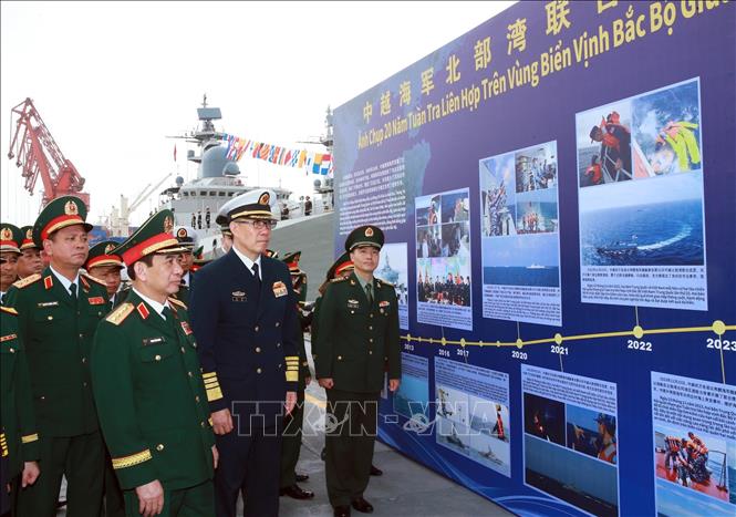 Đại tướng Phan Văn Giang và Thượng tướng Đổng Quân xem một số hình ảnh về 20 năm tuần tra liên hợp trên vùng biển Vịnh Bắc bộ giữa Bet88 WorldCup 2026 hai nước. Ảnh: Trọng Đức - TTXVN