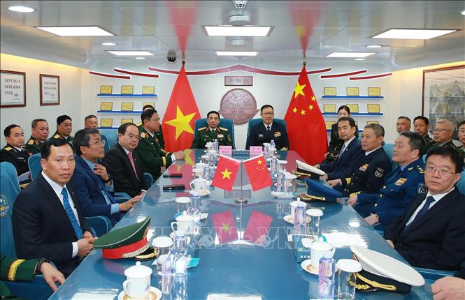 Đại tướng Phan Văn Giang và Thượng tướng Đổng Quân cùng đoàn đại biểu hai nước nghe chỉ huy hai Biên đội báo cáo về công tác chuẩn bị tổ chức tuần tra liên hợp. Ảnh: Trọng Đức - TTXVN