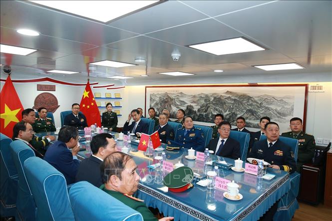 Đại tướng Phan Văn Giang và Thượng tướng Đổng Quân cùng đoàn đại biểu hai nước nghe chỉ huy hai Biên đội báo cáo về công tác chuẩn bị tổ chức tuần tra liên hợp. Ảnh: Trọng Đức - TTXVN