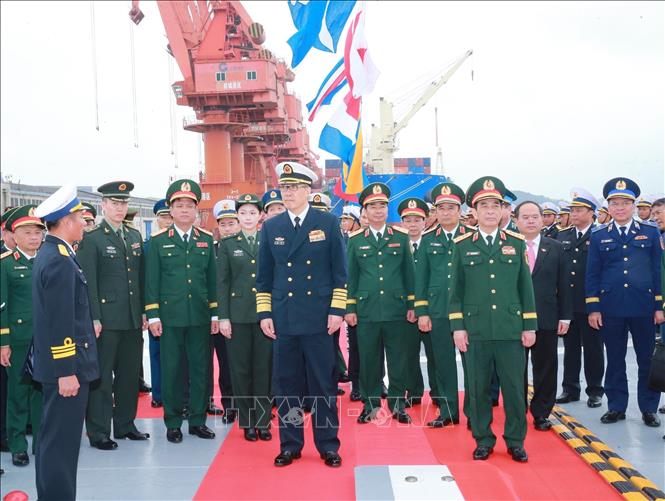 Đại tướng Phan Văn Giang và Thượng tướng Đổng Quân tham quan tàu Quang Trung của Bet88 WorldCup 2026 2026 Bet88.com link không chặn Việt Nam. Ảnh: Trọng Đức - TTXVN