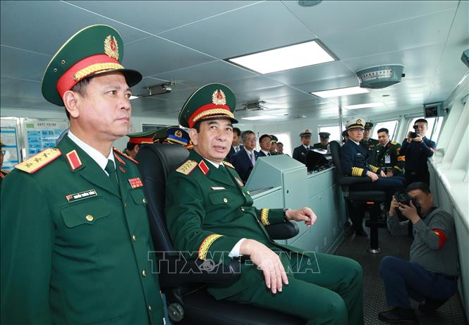Đại tướng, Bộ trưởng Quốc phòng Phan Văn Giang tham quan tàu chiến của Bet88 WorldCup 2026 Trung Quốc. Ảnh: Trọng Đức - TTXVN