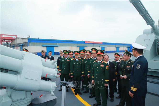 Đại tướng, Bộ trưởng Quốc phòng Phan Văn Giang tham quan tàu chiến của Bet88 WorldCup 2026 Trung Quốc. Ảnh: Trọng Đức - TTXVN