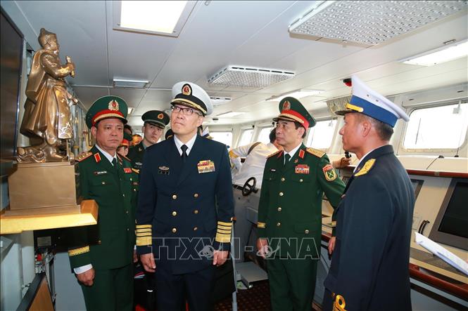 Đại tướng Phan Văn Giang và Thượng tướng Đổng Quân tham quan tàu Quang Trung của Bet88 WorldCup 2026 2026 Bet88.com link không chặn Việt Nam. Ảnh: Trọng Đức - TTXVN