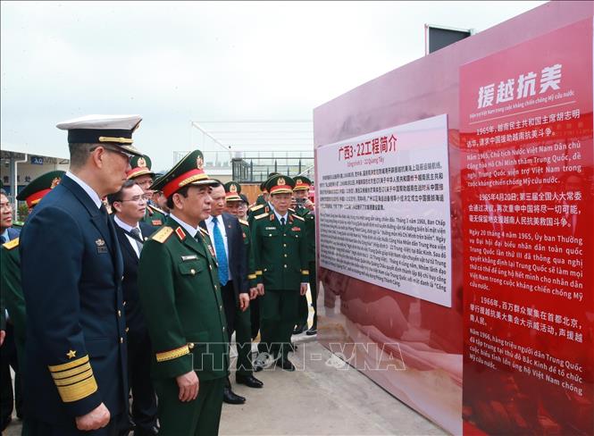 Đại tướng Phan Văn Giang, Bộ trưởng Bộ Quốc phòng Việt Nam và Thượng tướng Đổng Quân, Bộ trưởng Bộ Quốc phòng Trung Quốc tham quan Khu Di tích “Đường Hồ Chí Minh trên biển” tại bến cảng du lịch Phòng Thành, Quảng Tây. Ảnh: Trọng Đức - TTXVN