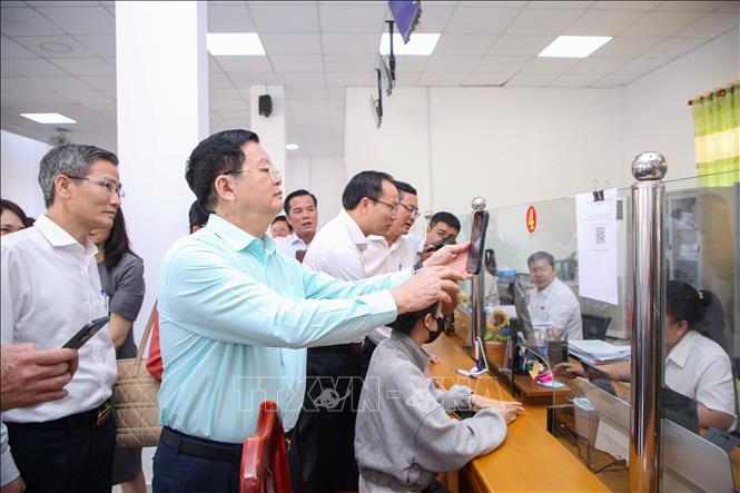 Phó Thủ tướng Mai Văn Chính thực hiện quét mã QR để khảo sát tại Trung tâm Phục vụ hành chính công xã Bến Cầu, tỉnh Tây Ninh. Ảnh: Giang Phương – TTXVN