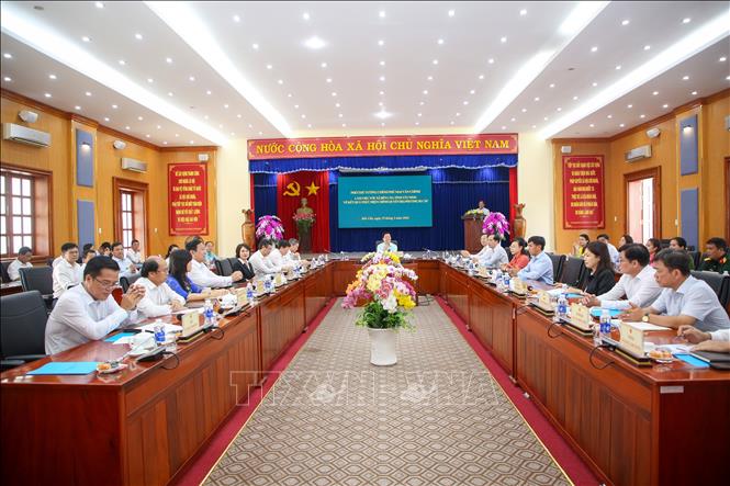 Phó Thủ tướng Mai Văn Chính làm việc với UBND xã Bến Cầu về thực hiện chính quyền địa phương hai cấp. Ảnh: Giang Phương – TTXVN