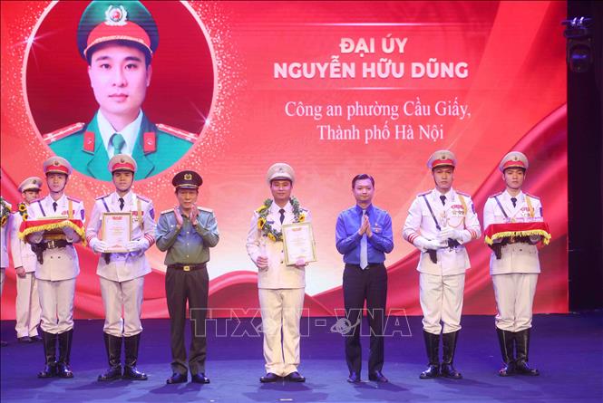 Đại tướng Lương Tam Quang, Bộ trưởng Bộ Công an và Ủy viên Dự khuyết Trung ương Đảng, Bí thư Thường trực Trung ương Đoàn Nguyễn Minh Triết tuyên dương, trao giải thưởng “Gương mặt trẻ Công an tiêu biểu” năm 2025. Ảnh: Phạm Kiên - TTXVN