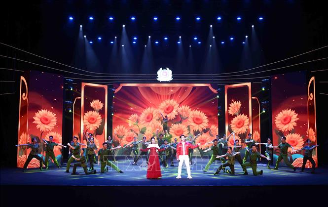 Chương trình nghệ thuật “Ngọn lửa tiên phong”. Ảnh: Phạm Kiên - TTXVN