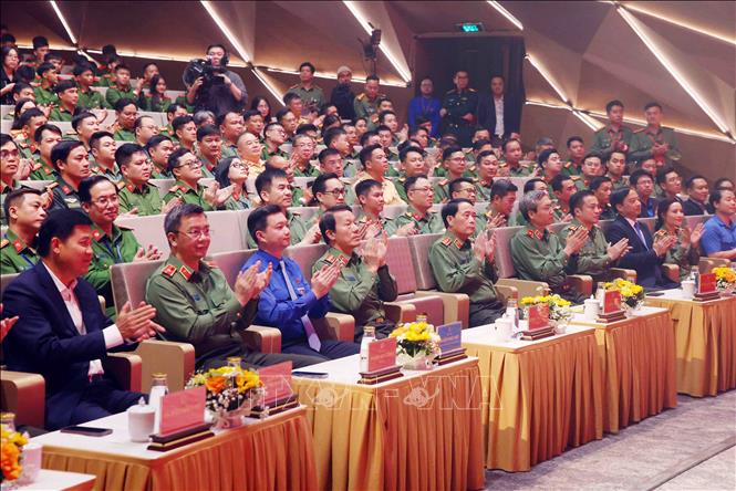 Đại tướng Lương Tam Quang, Bộ trưởng Bộ Công an và các đại biểu tham dự chương trình. Ảnh: Phạm Kiên - TTXVN