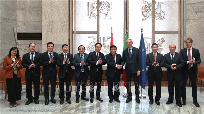 Các đại biểu tham dự buổi làm việc chụp ảnh lưu niệm. Ảnh: Dương Hoa - PV TTXVN tại Italy