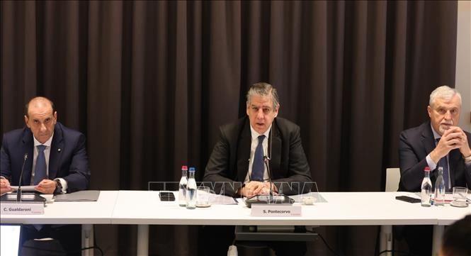 Ông Stefano Pontecorvo - Chủ tịch Tập đoàn Leonardo (giữa) phát biểu tại buổi làm việc. Ảnh: Thanh Hải - PV TTXVN tại Italy