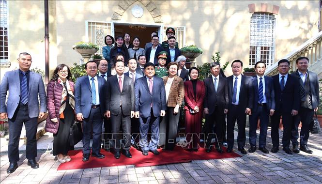 Phó Thủ tướng Nguyễn Chí Dũng chụp ảnh lưu niệm cùng cán bộ, nhân viên Đại sứ quán Việt Nam tại Italy. Ảnh: Hải Đăng - PV TTXVN tại Italy