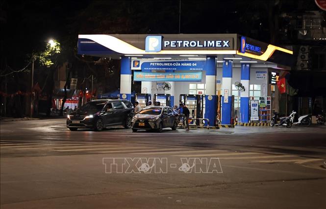 Các cửa hàng bán lẻ xăng dầu của Petrolimex luôn cung ứng đủ cho nhu cầu của người dân. Ảnh: Trần Việt - TTXVN