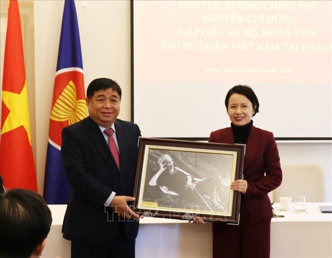 Phó Thủ tướng Nguyễn Chí Dũng tặng quà lưu niệm CB, NV Đại sứ quán Việt Nam tại Italy. Ảnh: Hải Đăng - PV TTXVN tại Italy