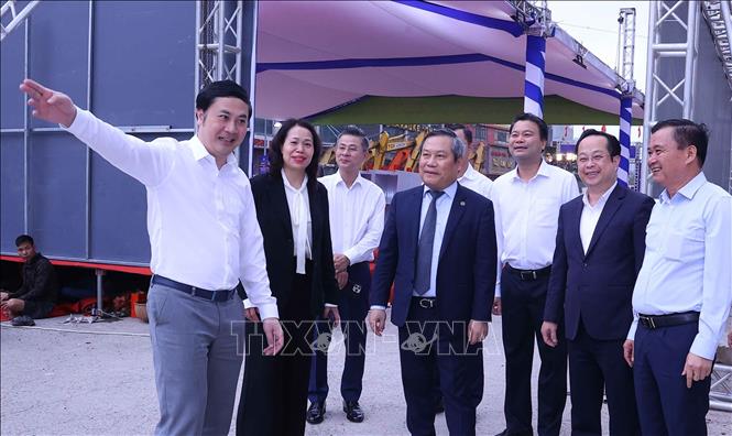 Chủ tịch UBND thành phố Hà Nội Vũ Đại Thắng với các đại biểu tại lễ khởi công. Ảnh: Văn Điệp - TTXVN