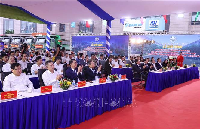 Các đại biểu dự lễ khởi công dự án. Ảnh: Lê Ngọc/TTXVN phát