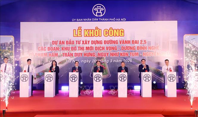 Các đại biểu thực hiện nghi thức khởi công dự án. Ảnh: Văn Điệp - TTXVN