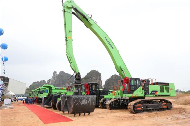 Lô thiết bị, xe máy công trình chạy điện 100% đầu tiên được bàn giao. Ảnh: Đức Phương – TTXVN