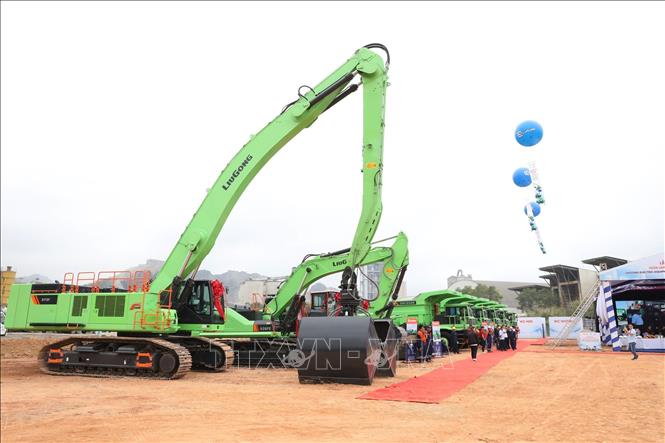 Lô thiết bị, xe máy công trình chạy điện 100% đầu tiên được bàn giao. Ảnh: Đức Phương - TTXVN