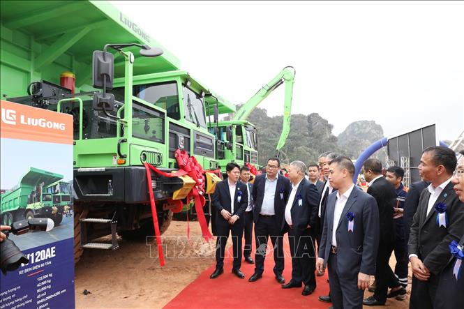 Lãnh đạo 2 tập đoàn tham quan lô thiết bị, xe máy công trình chạy điện 100% đầu tiên được bàn giao. Ảnh: Đức Phương - TTXVN