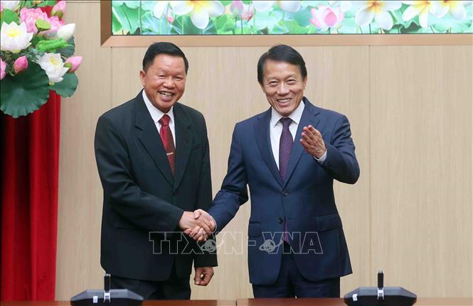 Đại tướng Lương Tam Quang, Bộ trưởng Bộ Công an Việt Nam với Thượng tướng Vanthong Kongmany, Bộ trưởng Bộ Công an Lào. Ảnh: Phạm Kiên - TTXVN
