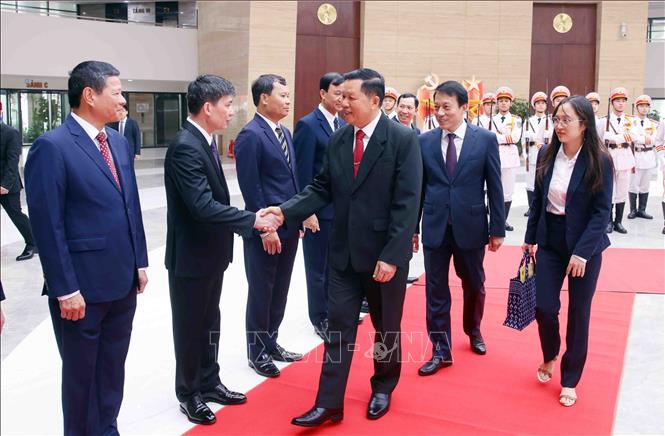 Đại tướng Lương Tam Quang, Bộ trưởng Bộ Công an giới thiệu thành phần đoàn đại biểu Việt Nam với Thượng tướng Vanthong Kongmany, Bộ trưởng Bộ Công an Lào. Ảnh: Phạm Kiên - TTXVN