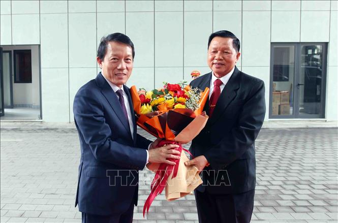 Đại tướng Lương Tam Quang, Bộ trưởng Bộ Công an Việt Nam đón Thượng tướng Vanthong Kongmany, Bộ trưởng Bộ Công an Lào. Ảnh: Phạm Kiên - TTXVN