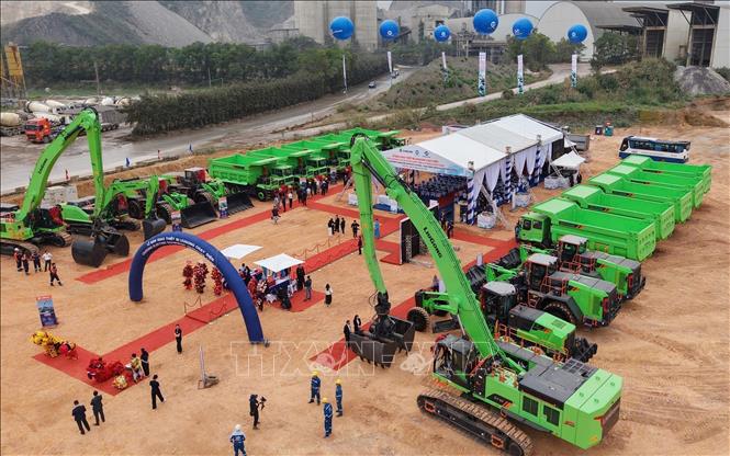 Lô thiết bị, xe máy công trình chạy điện 100% đầu tiên được bàn giao. Ảnh: Đức Phương - TTXVN