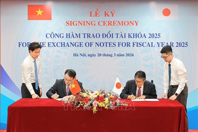 Ông Trần Quốc Phương, Thứ trưởng Bộ Tài chính và Đại sứ Đặc mệnh toàn quyền Nhật Bản tại Việt Nam Ito Naoki thay mặt Bet8801234.com BMXCT Uy Tín hai nước ký Công hàm. Ảnh: Lê Đông - TTXVN