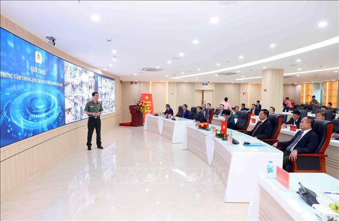 Thượng tướng Vanthong Kongmany, Bộ trưởng Bộ Công an Lào tham quan Trung tâm thông tin chỉ huy Công an thành phố Hà Nội. Ảnh: Phạm Kiên - TTXVN